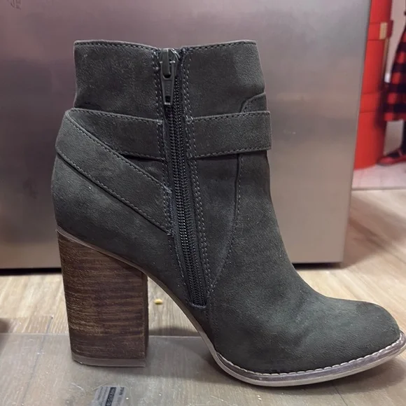 Aldo Stylish Women's Ankle Boots - Picture 3 of 6